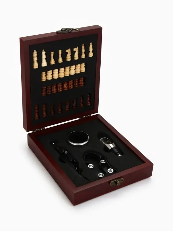 Подарочный набор для вина &laquo;Золотому человеку&raquo;: 4 предмета + шахматы