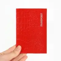 Обложка для паспорта, фактура крокодил, тиснение серебряной фольгой, красная
