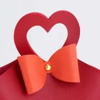 Кожанная подарочная сумочка 10,5 х 5 х 6 см красная