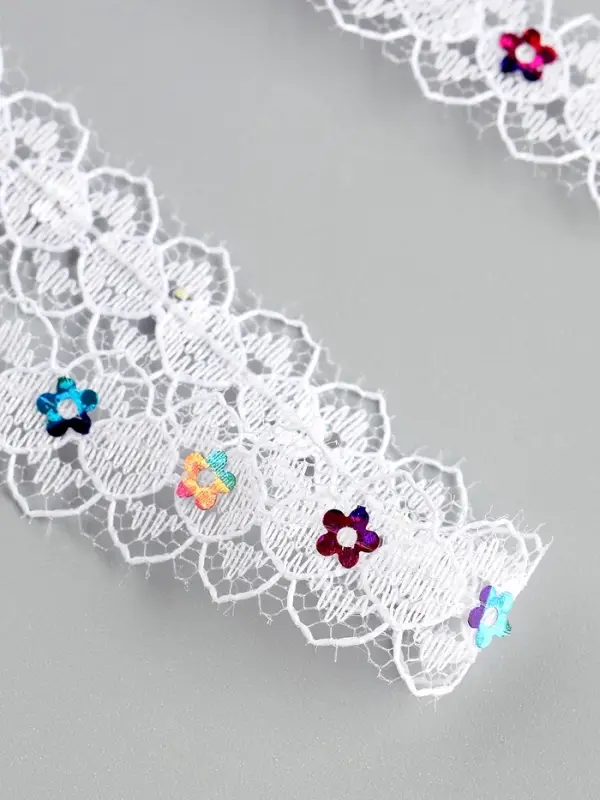 Тесьма гипюровая белая с пайетками 1,5 см, в упаковке 25 метров Тесьма гипюровая белая с пайетками 1,5 см, в упаковке 25 метров