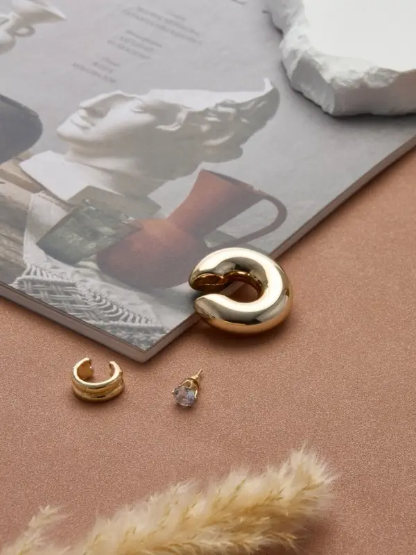 Серьга и кафф QF &laquo;Бублик&raquo;, набор 3 шт. стразы, цвет золото