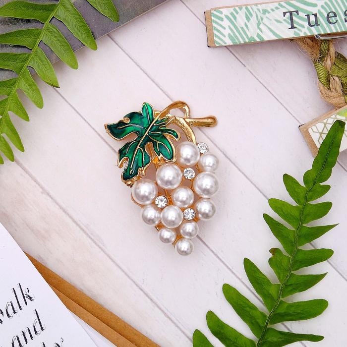 Брошь «Виноградная веточка» цвет бело-зелёный в золоте Брошь «Виноградная веточка» цвет бело-зелёный в золоте
