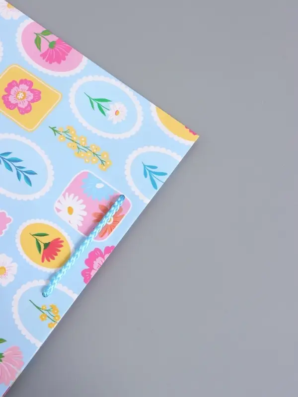 Пакет подарочный ламинированный "Цветы в рамке" 26 х 12 х 32 см