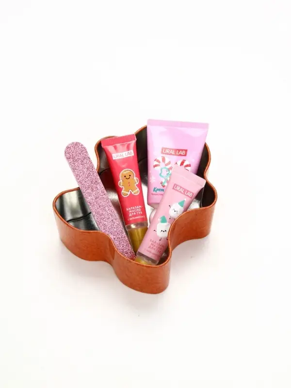 Новогодний подарочный набор косметики: крем для рук, бальзам для губ, пилочка для ногтей, URAL LAB Новогодний подарочный набор косметики: крем для рук, бальзам для губ, пилочка для ногтей, URAL LAB