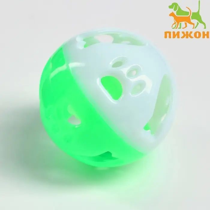 Шарик для кошек с бубенчиком  Шарик для кошек с бубенчиком "Рыбки и лапки", 3,8 см, белый/зелёный