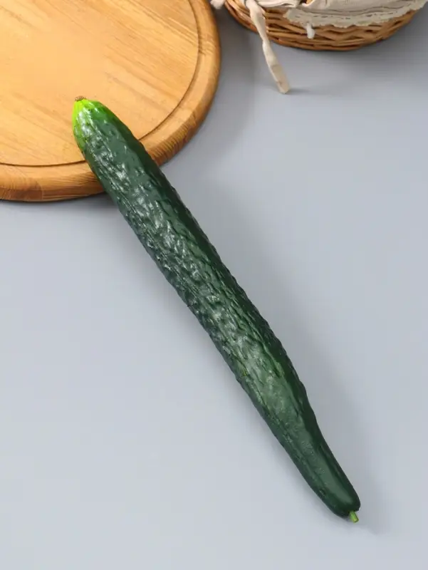 Муляж "Огурец длинный" 34х3,5 см, зелёный