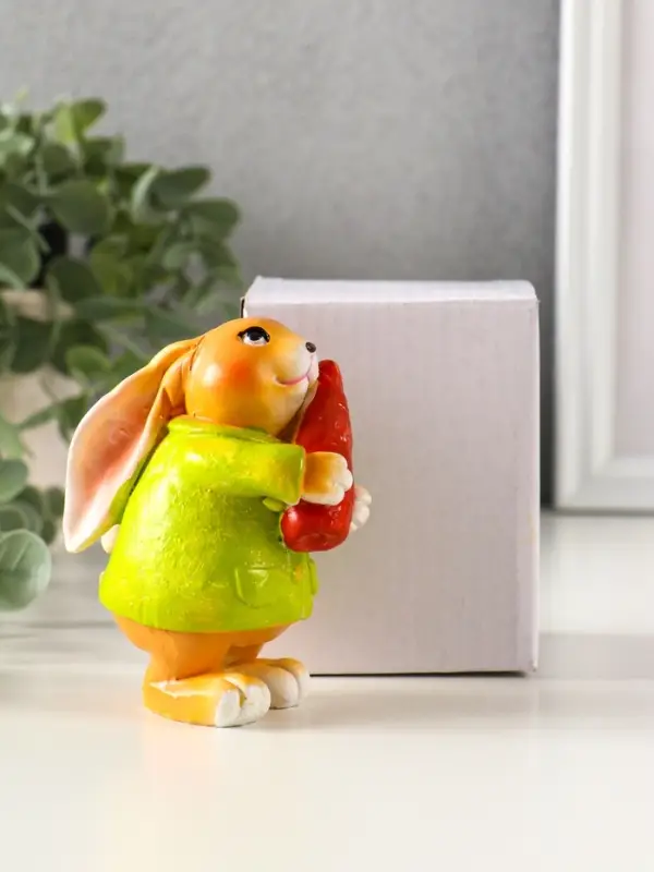 Сувенир полистоун  Сувенир полистоун "Зайчик с морковью, в зелёном пальто" 7х4,5х9 см