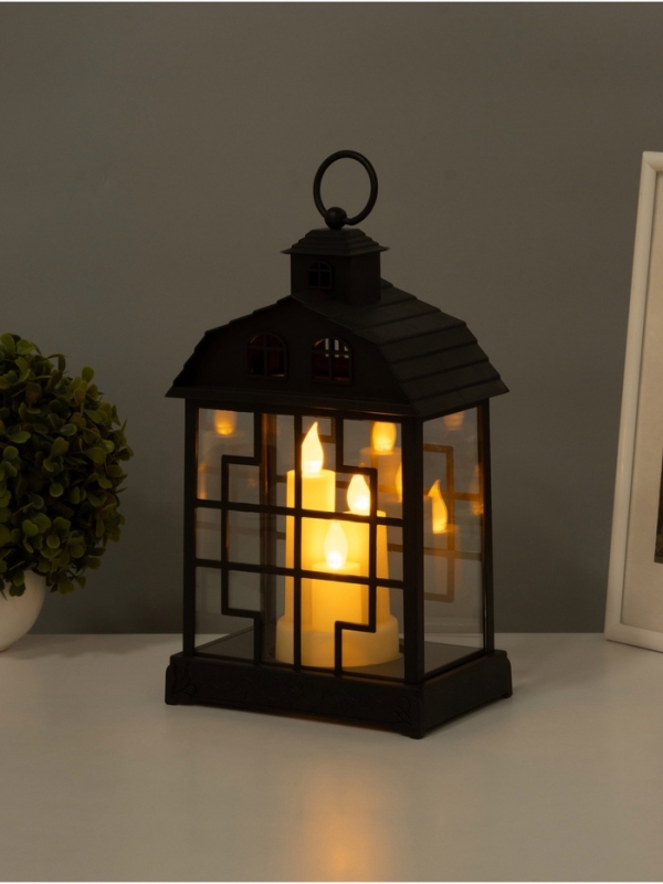 Светодиодная свеча в подсвечнике RISALUX «Дом со свечами», LED-ночник, 1.5 Вт, 3×ААА, 11×18×30 см