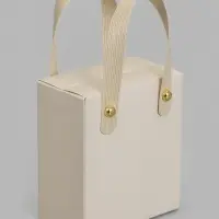 Коробка - пакет с ручками подарочная, 10&times;8.5&times;5 см, кремовая