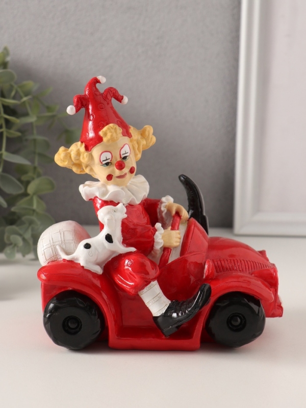 Копилка полистоун "Клоун с пёсиком в автомобиле" красно-белый 14,5х9,5х15 см