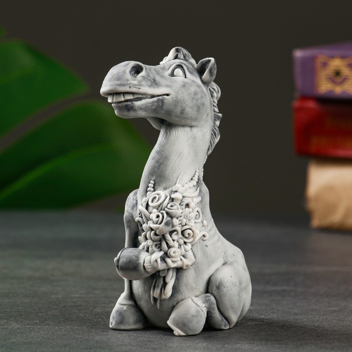 Сувенир Сувенир "Конь с букетом" 11,5см