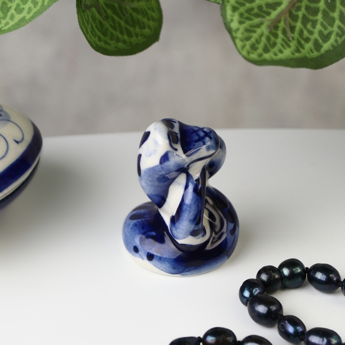 Сувенир символ года Сувенир символ года "Змея с яблоком", гжель, 5.5х4 см