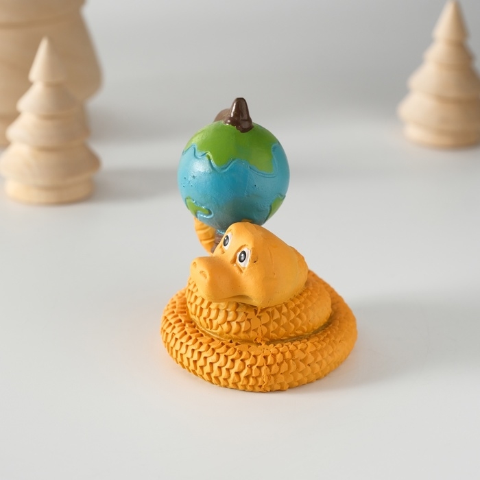 Сувенир полистоун Сувенир полистоун "Змей с глобусом" 5,5х6 см