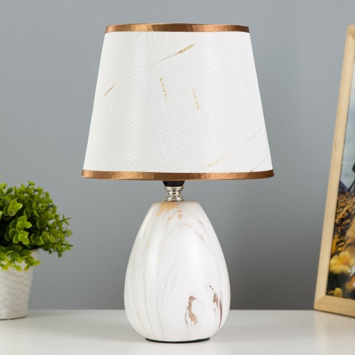 Настольная лампа Настольная лампа "Хунерей" E14 40Вт белый 20х20х32 см RISALUX