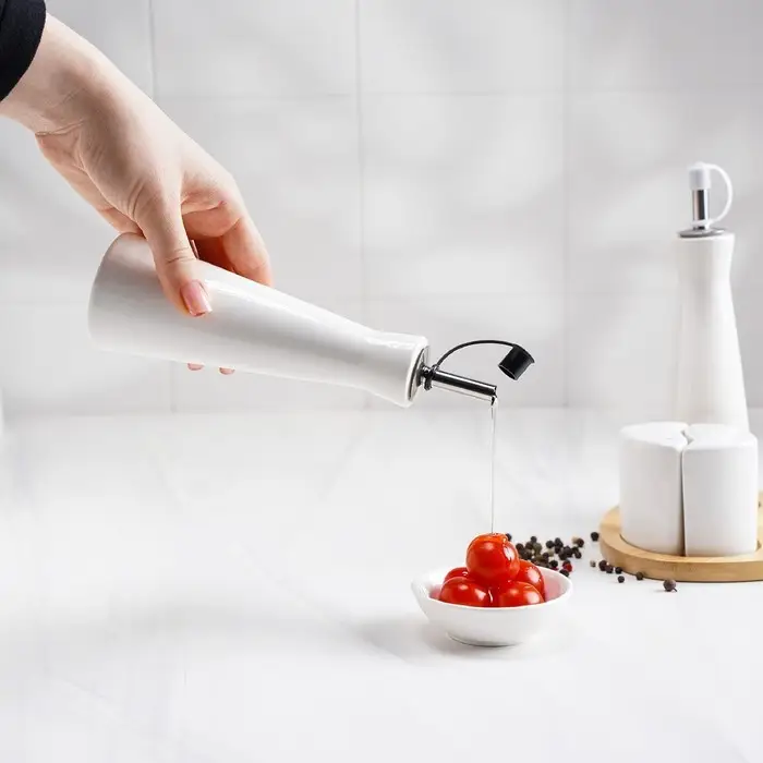 Набор фарфоровый для специй на деревянной подставке Доляна &laquo;Эстет&raquo;, 4 предмета: солонка 100 мл, перечница 100 мл, 2 соусника 200 мл, цвет белый