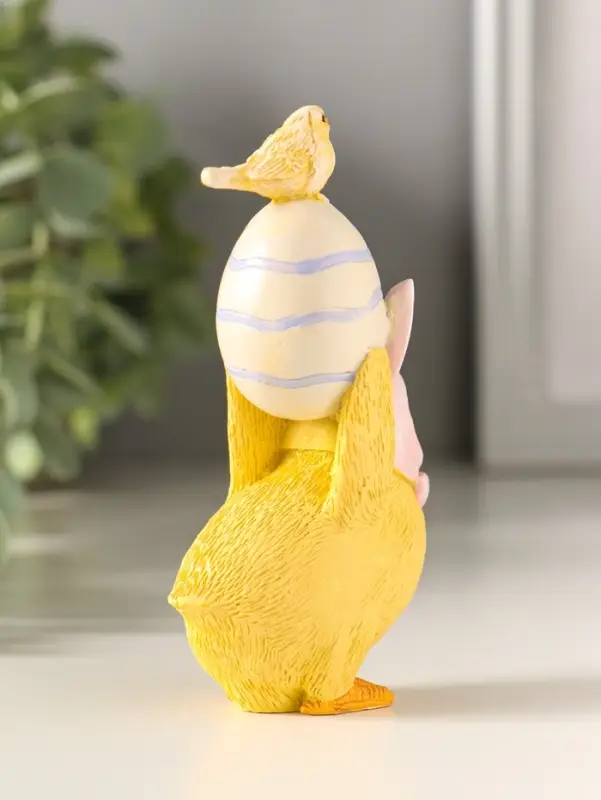 Сувенир полистоун "Цыплёнок в розовой шапке с заячьими ушками несёт яичко" 10,5 см