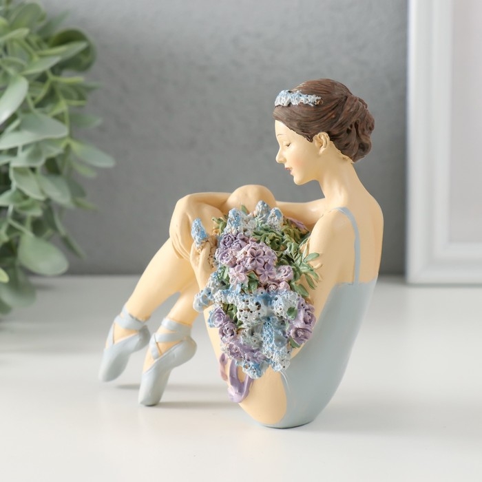 Сувенир полистоун  Сувенир полистоун "Балерина с охапкой сиреневых цветов" 12,5х7х12 см
