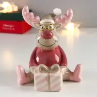 Сувенир керамика "Лосик в очках, с подарком" цветной 12,5х9,2х11 см Сувенир керамика "Лосик в очках, с подарком" цветной 12,5х9,2х11 см