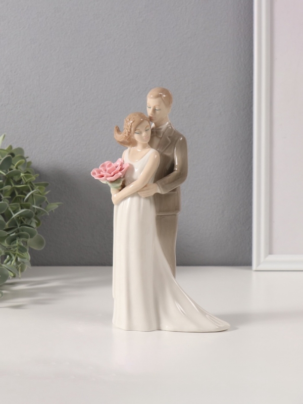 Сувенир керамика  Сувенир керамика "Жених обнимает невесту с цветком" 5x10,8x21 см