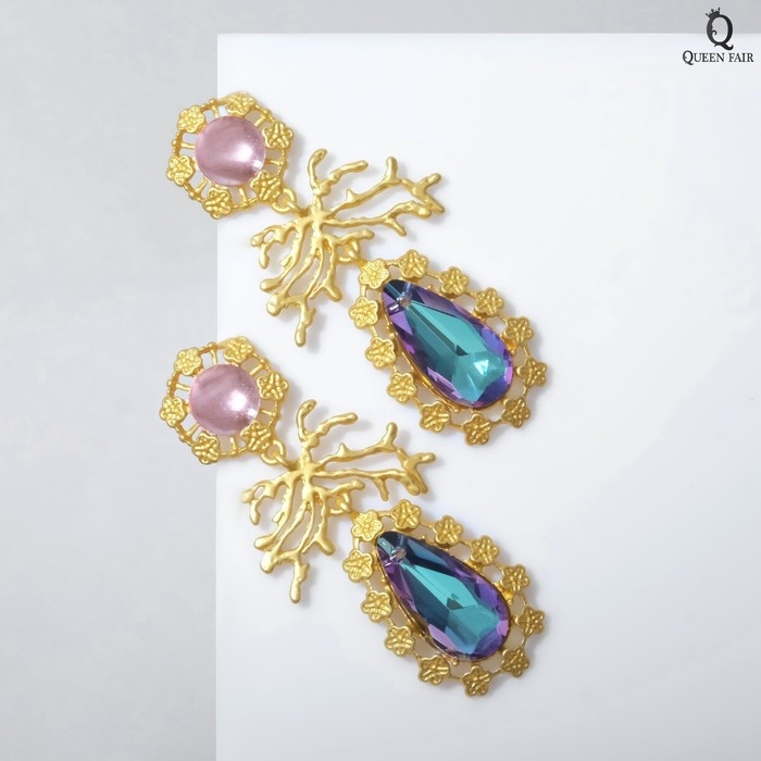 Серьги висячие со стразами «Цветение» сказочное, цветные в золоте, 7 см Серьги висячие со стразами «Цветение» сказочное, цветные в золоте, 7 см