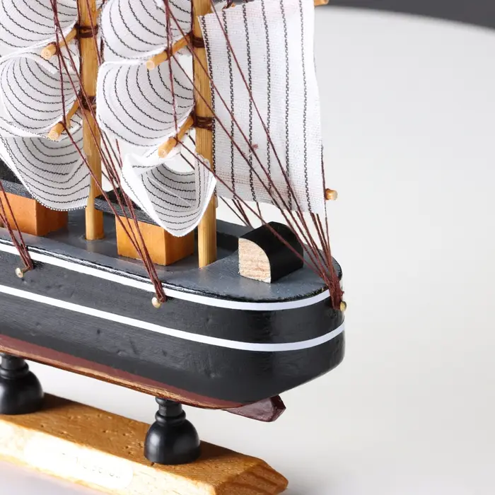 Сувенирная модель корабля &laquo;Ковда&raquo;, борта чёрные с белыми полосами, паруса белые, 5.5&times;24&times;22 см