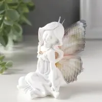 Сувенир полистоун "Девочка-бабочка с золотым кулоном" белый 5,5х8х9 см