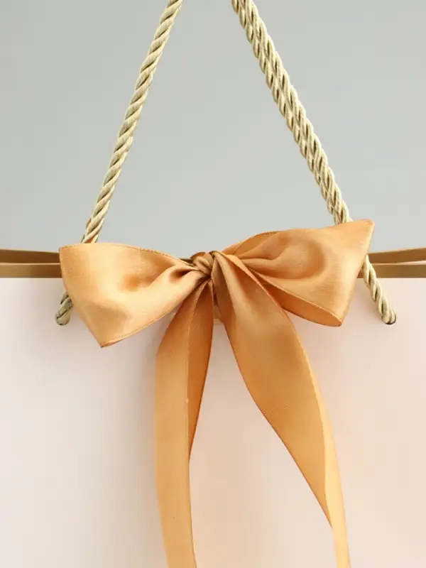 Пакет подарочный, белый, с бантом, 28 х 20 х 10 см