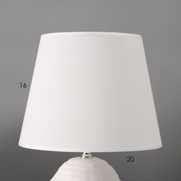 Настольная лампа с абажуром RISALUX «Аризона», 1×40 Вт, Е27, белый, 20×20×32 см Настольная лампа с абажуром RISALUX «Аризона», 1×40 Вт, Е27, белый, 20×20×32 см