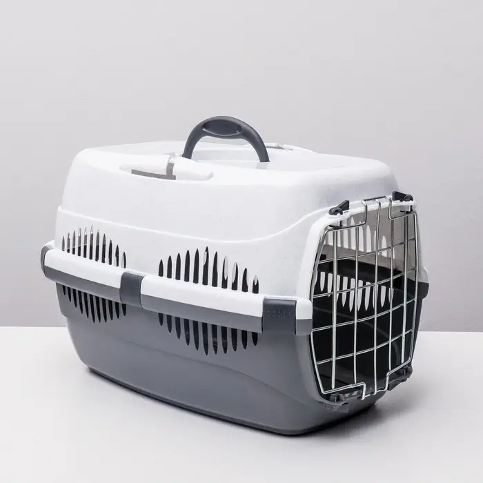 Переноска для животных до 9 кг &laquo;Пижон&raquo;, 43&times;29&times;27.5 см, металлическая дверь, пластик, белая, серая