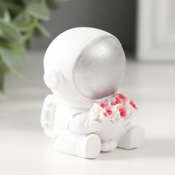 Сувенир полистоун "Астронавт в белом скафандре с серебряным шлемом с букетом роз" 6х5х4,5 см   68549