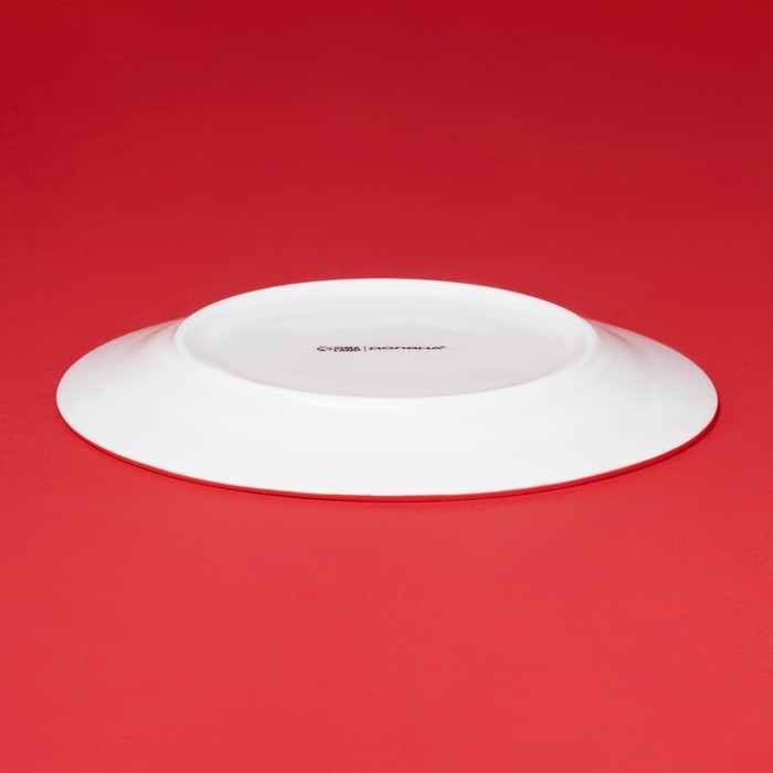 Тарелка новогодняя Доляна «Сани Деда Мороза», d=20,5 см, фарфор, цвет белый Тарелка новогодняя Доляна «Сани Деда Мороза», d=20,5 см, фарфор, цвет белый