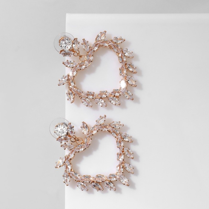 Серьги со стразами «Сердце» контур в листьях, цвет белый в золоте Серьги со стразами «Сердце» контур в листьях, цвет белый в золоте