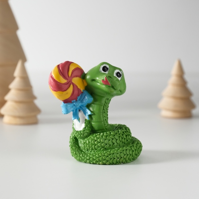 Сувенир полистоун Сувенир полистоун "Змей с леденцом" 4,2х5,8 см