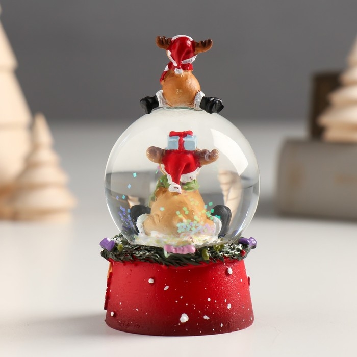 Сувенир полистоун водяной шар Сувенир полистоун водяной шар "Лосики - чехарда" 4,5х4,5х6,5 см