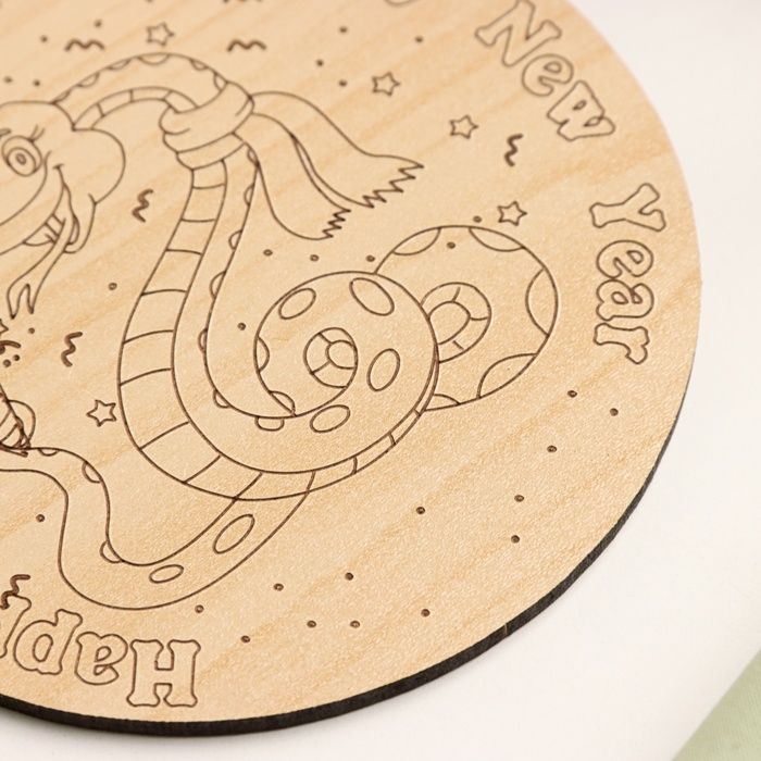 Новый год. Подставка с символом года под горячее Новый год. Подставка с символом года под горячее "Змейка в шар символ годафе", диаметр - 9,5 см 1049