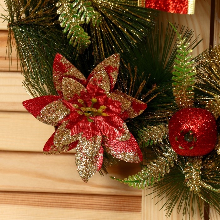 Венок новогодний d-28 см  Венок новогодний d-28 см "Бантик" с красными цветами