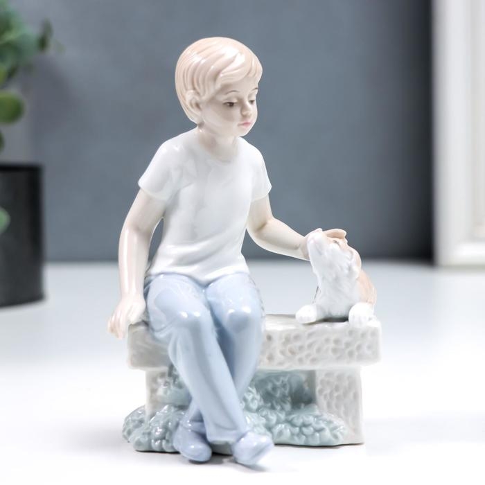 Сувенир керамика  Сувенир керамика "Мальчик на скамеечке с пёсиком" 14 см