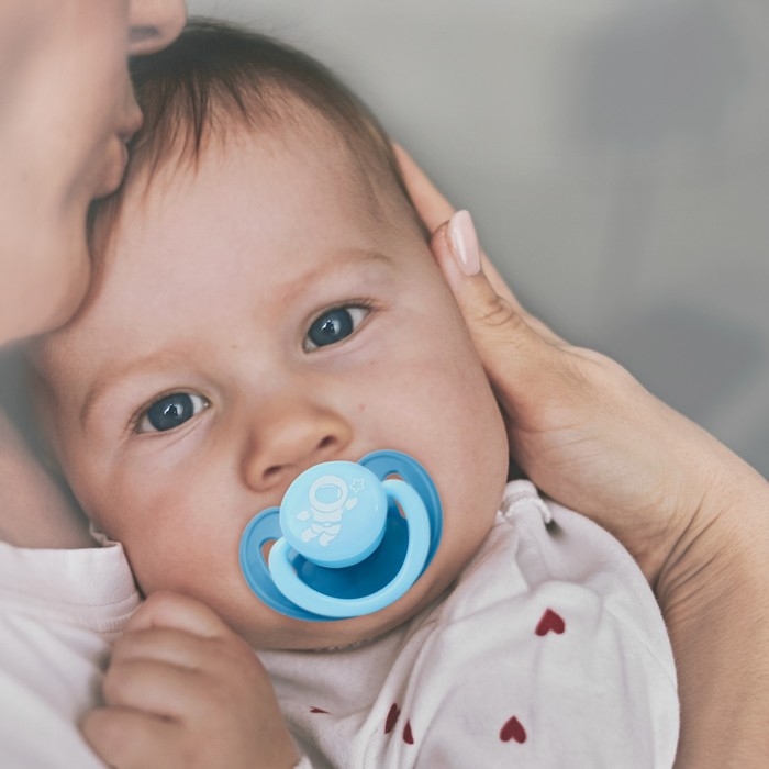 Соска - пустышка латексная классическая «Космонавт», от 3 мес., цвет голубой Соска - пустышка латексная классическая «Космонавт», от 3 мес., цвет голубой