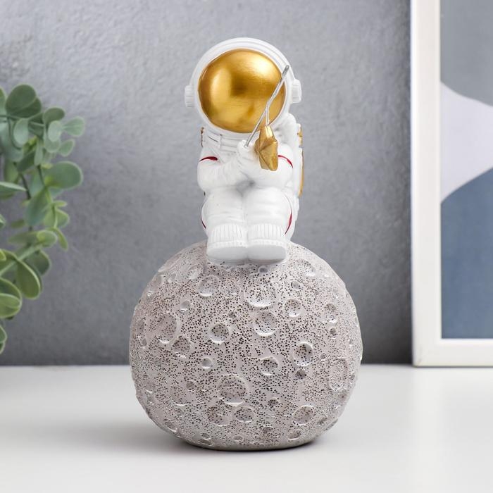 Сувенир полистоун  Сувенир полистоун "Астронавт-рыбак" 17,3х11,5 см