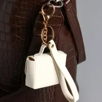 Брелок кожзам с карабином, с ремешком "Сумочка" белоснежный 6,2х2,5х7 см Брелок кожзам с карабином, с ремешком "Сумочка" белоснежный 6,2х2,5х7 см
