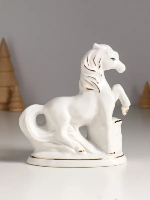 Сувенир керамика "Конь с сундуком монет" белый с золотом 13х5,5х13 см