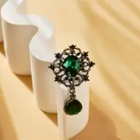 Брошь &laquo;Императрица&raquo;, вензеля, цвет изумрудный в сером металле