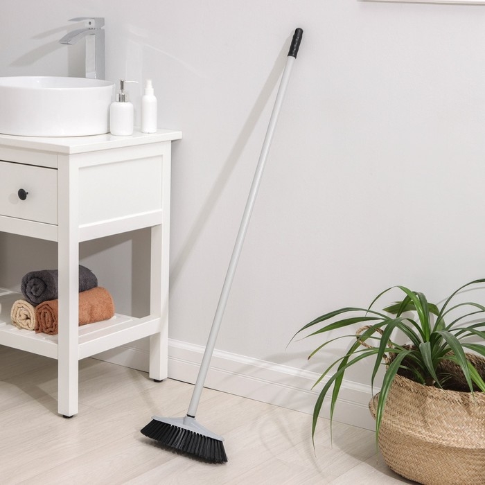 Щётка для пола с черенком «Комфорт», жёсткая, цвет МИКС Щётка для пола с черенком «Комфорт», жёсткая, цвет МИКС