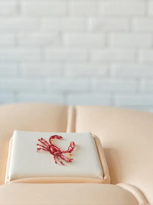 Брошь &laquo;Краб&raquo;, красная в золоте