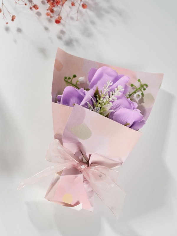 Букет из мыльных лепестков "Розы в подарочной коробке" фиолетовый 7,5х13,8х20,5 см