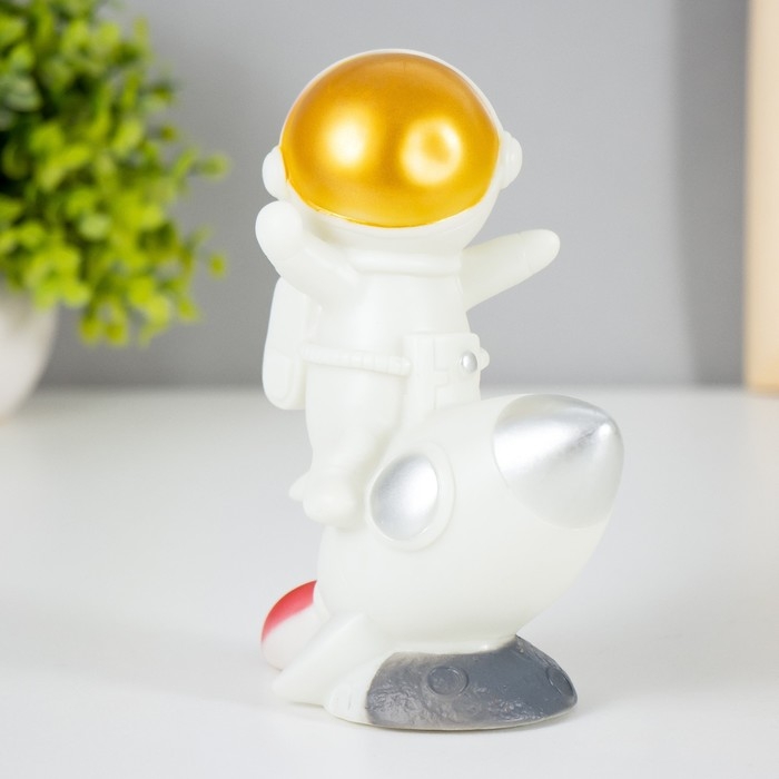 Ночник Ночник "Полёт астронавта" LED от батареек 3хLR1130 13х7х15,5 см RISALUX
