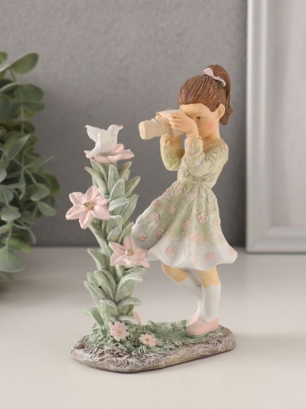 Сувенир полистоун  Сувенир полистоун "Малышка фотографирует птичку" зелёный 10,5х6х15,5 см