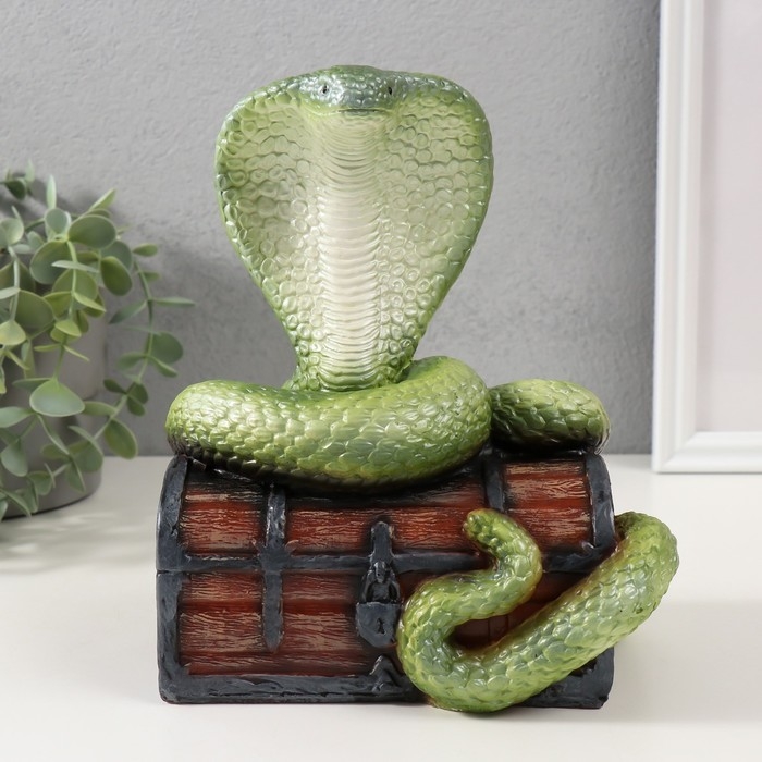 Фигурка Фигурка "КОБРА НА СУНДУКЕ" 20 х 17 х 12 см.
