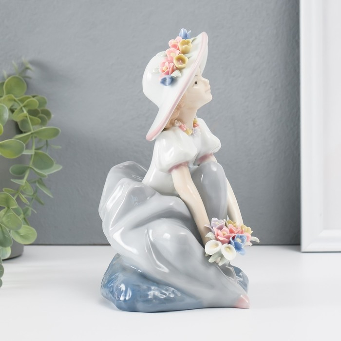 Сувенир керамика под фарфор "Девушка в голубом платье в шляпке с цветами" 17,8х12х12 см