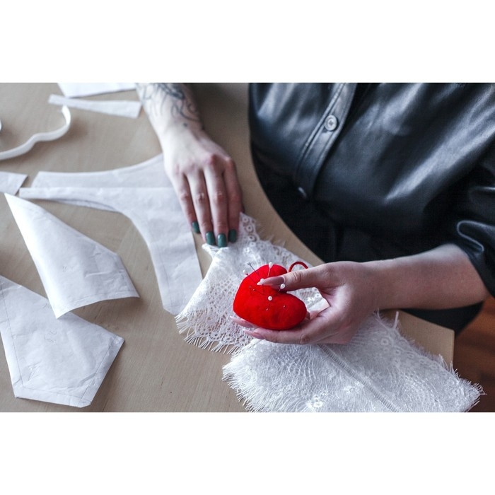 Игольница с петлёй «Сердце», 8,5 × 6,5 × 3,5 см, цвет красный Игольница с петлёй «Сердце», 8,5 × 6,5 × 3,5 см, цвет красный